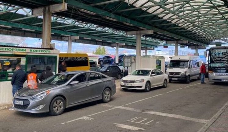 Кабмін включив пасажирські автобуси та легкові авто в електронну чергу для перетину кордону
