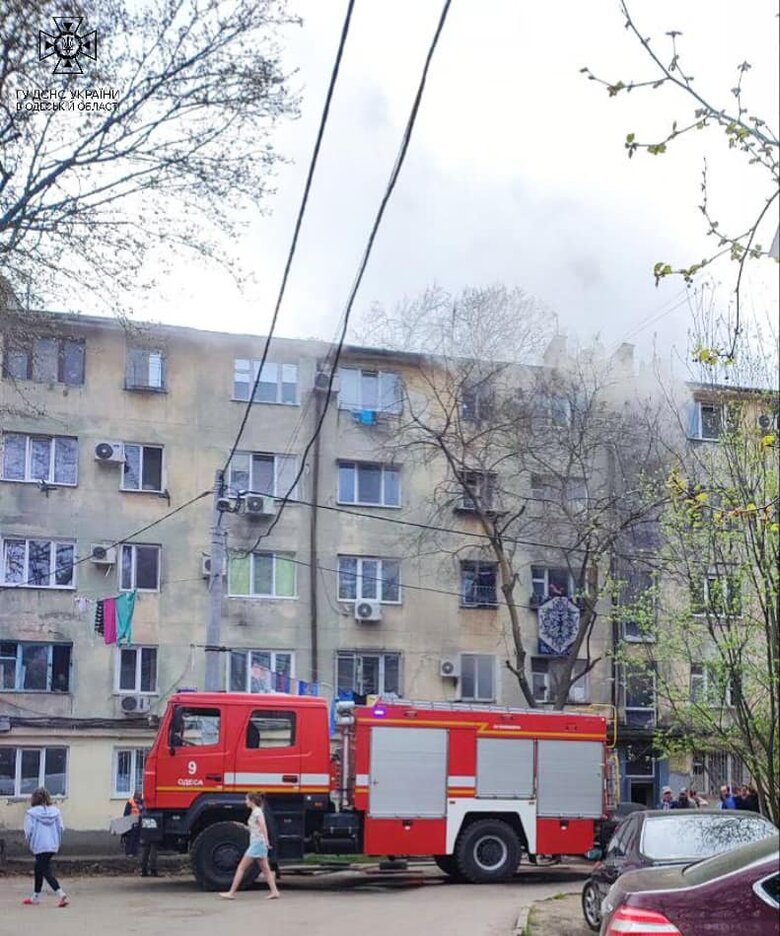 Двоє людей загинули на пожежі в Одесі. Там горіла багатоповерхівка 01