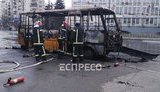 В Киеве на остановке сгорела маршрутка: водитель получил ожоги. ВИДЕО+ФОТОрепортаж