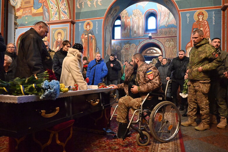 С погибшим защитником Украины, ультрас Динамо и политзаключенным времен Януковича Сергеем Павличенко простились в Киеве 06