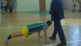 Действия российского чиновника, заставлявшего детей целовать ему ботинки, прокуратура РФ признала законными