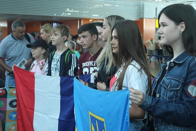 Діти загиблих українських вояків вирушили до Франції 04