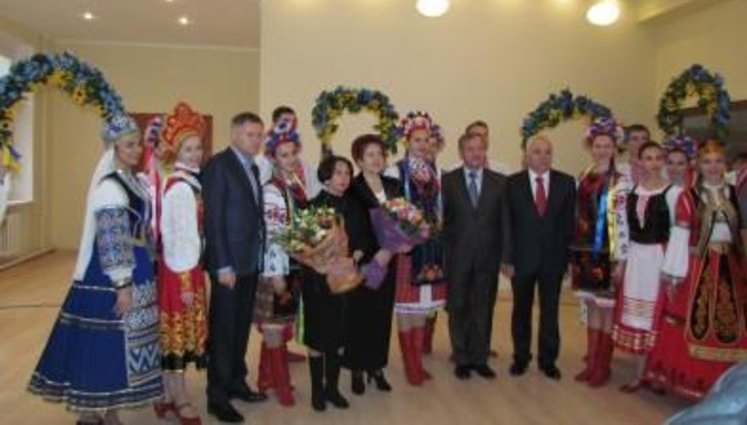 Красная дорожка, гопачок и улыбающиеся студенты: как в Мариуполе встречали жену Януковича. ФОТОрепортаж