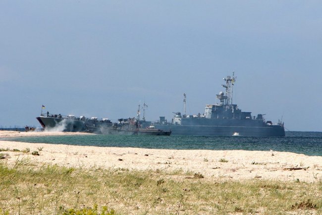 Українські ВМС відпрацювали маневри за стандартами НАТО в Чорному морі 03