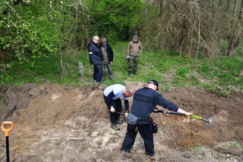 Пошукові роботи у колишніх селах Острівки та Воля Островецька на Волині