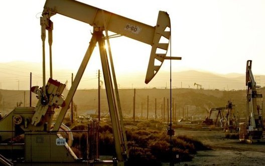 Росія скоротила видобуток нафти через удари по інфраструктурі та перебої з "Дружбою", – Reuters