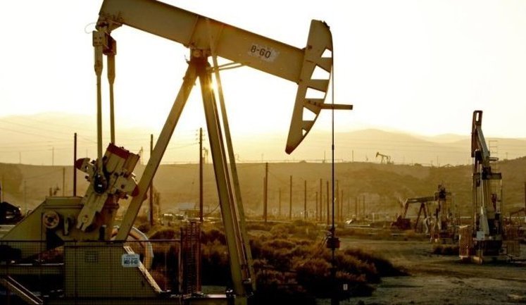 Росія скоротила видобуток нафти через удари по інфраструктурі та перебої з "Дружбою", – Reuters