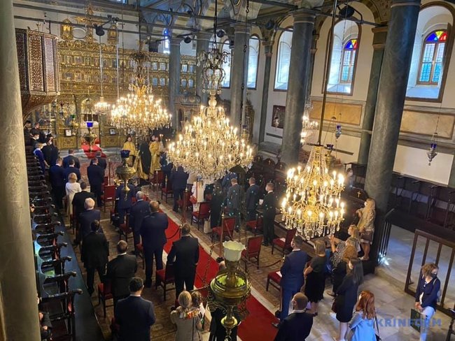 Zelenskyi prays for Ukraine in Istanbul 03