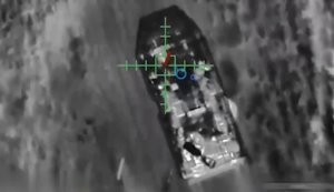 Український ударний дрон "Вампір" уразив російський БТР-82А з десантом поблизу Добропілля. ВIДЕО