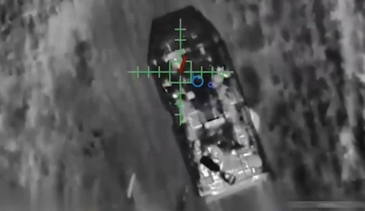 Український ударний дрон "Вампір" уразив російський БТР-82А з десантом поблизу Добропілля. ВIДЕО