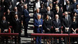 Трамп в синем костюме на похоронах Папы