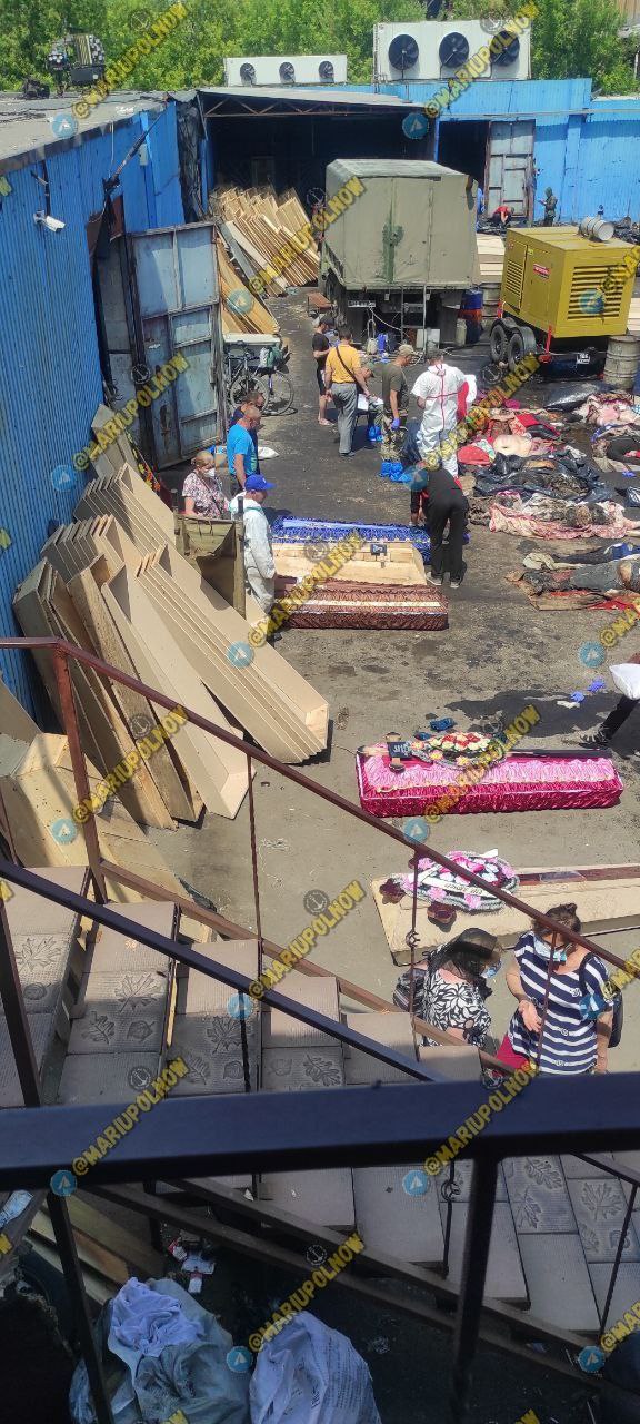 Bodies of dead Mariupol residents lie in heat on asphalt 02