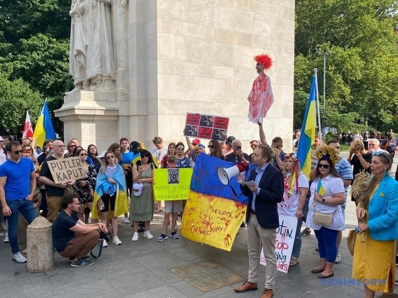 Сотни активистов прошли по центру Нью-Йорка с сине-желтыми флагами 05