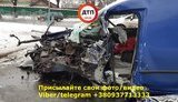 В Соломенском районе Киева автомобиль на высокой скорости влетел в столб: водителя извлекали спасатели ГСЧС. ФОТОрепортаж