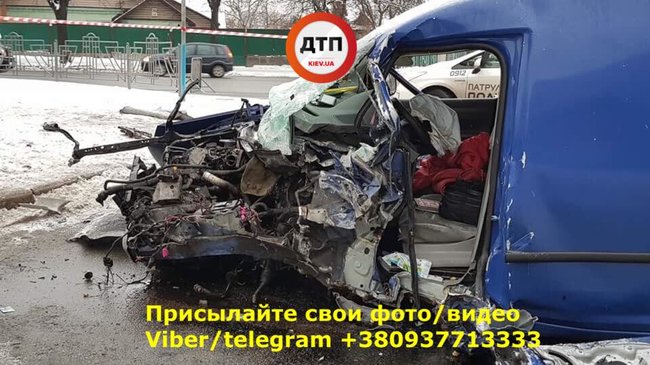 У Соломянському районі Києва автомобіль на високій швидкості влетів у стовп: водія витягали рятувальники ДСНС 03