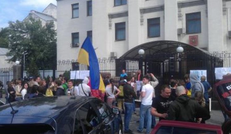У посольства России проходит многочисленный пикет "аля Майдан" - с шинами и "коктейлями Молотова". ВИДЕО
