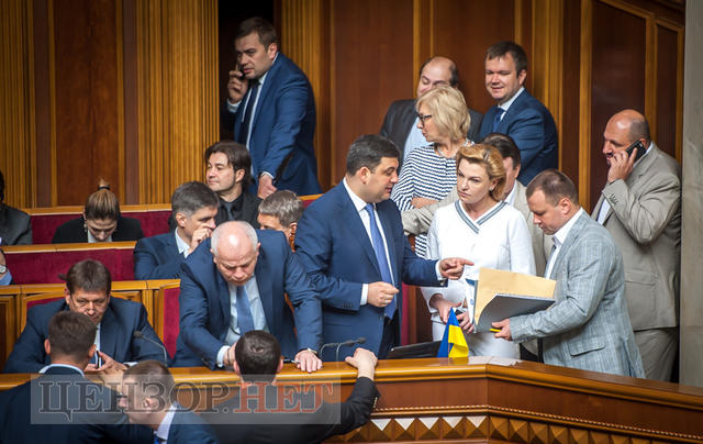 Ажіотаж у ложі Кабміну, запрошення Ляшка Новинському і Савченко, яка читає про націоналізм: як минув робочий день у Раді 01 Ажіотаж у ложі Кабміну, запрошення Ляшка Новинському і Савченко, яка читає про націоналізм: як минув робочий день у Раді 01