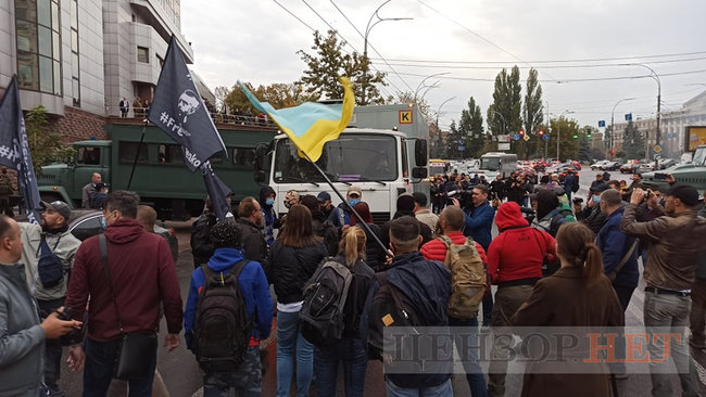 Учасники акції на підтримку Антоненка намагалися перешкодити виїхати машині із заарештованим з подвір’я суду 10 Учасники акції на підтримку Антоненка намагалися перешкодити виїхати машині із заарештованим з подвір’я суду 10