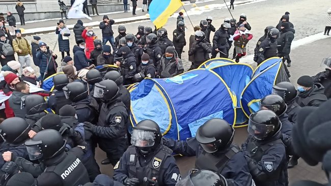 ФОПы попытались установить палатки на Майдане Незалежности: между митингующими и правоохранителями произошли стычки 48