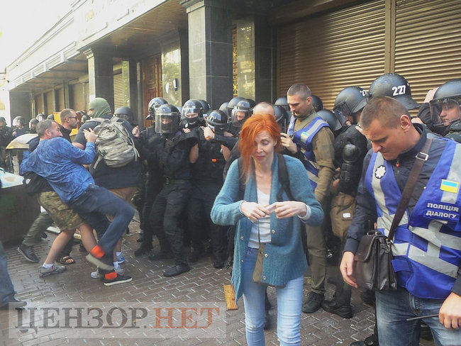 Під час мітингу під ГПУ проти екстрадиції в РФ Тумгоєва сталися сутички: мітингувальники бють вікна, їх у відповідь поливають водою зі шлангів 55