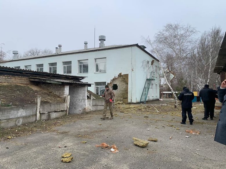 Эвакуация детей и персонала из детского сада, попавшего под обстрел войск РФ в Станице Луганской 11
