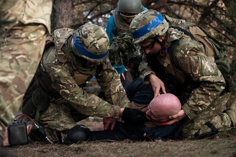 Ukrainian soldiers practice offensive and defensive actions in Britain 04