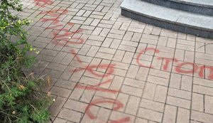 Невідомі підкинули голови свиней та облили поріг кров’ю: салон краси G × KYIV заявив про погрози через підтримку ЛГБТІК+. ФОТО 18+