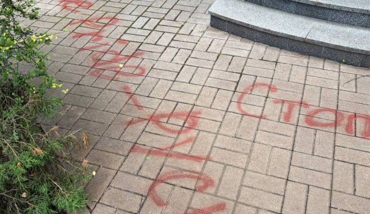 Невідомі підкинули голови свиней та облили поріг кров’ю: салон краси G × KYIV заявив про погрози через підтримку ЛГБТІК+. ФОТО 18+