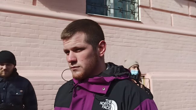 Человек не стекло, его не заменишь: У стен Печерского райсуда проходит акция в поддержу задержанного под ОП Сорда 08 Человек не стекло, его не заменишь: У стен Печерского райсуда проходит акция в поддержу задержанного под ОП Сорда 08
