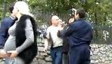Драка между водителями и защитниками Андреевского спуска: Я вижу, что вы беременны, но я здесь не при чем. ВИДЕО.