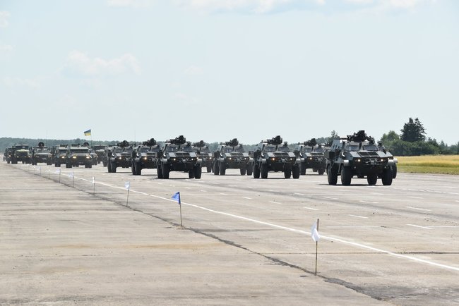 Понад тисяча військовослужбовців і 300 одиниць техніки проводять на Чернігівщині репетицію параду до Дня Незалежності 03