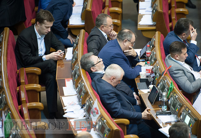 Депутати-соньки, Кіссе, який голосує за трьох, радісний Гройсман і обійми Лозового з Ляшком: як Рада вночі приймала Держбюджет-2019 16