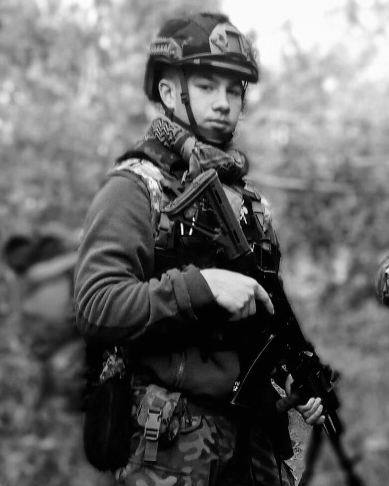 У бою з окупантами, закривши собою від уламків медика та пораненого побратима, загинув воїн 3-ї ОШБ Костянтин Малецький, у лютому йому мало виповнитися 20 років 01