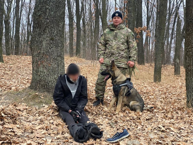 Бізнесмен під Києвом підстрелив грабіжника, який вдерся до його будинку. За кривавими слідами знайшли схованку зловмисника на дереві 03