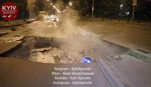 Из-за прорыва теплосети в Киеве провалился асфальт, 25 домов остались без воды. ФОТОрепортаж+ВИДЕО
