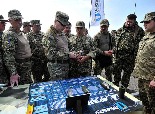 На Гончарівському полігоні відбулася демонстрація важких українських безпілотників, роботів-бронетранспортерів, нових гвинтівок, гранатометів, мінометів 10