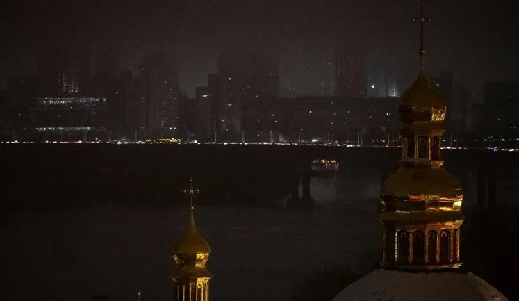 Во всем Киеве ввели экстренные отключения света