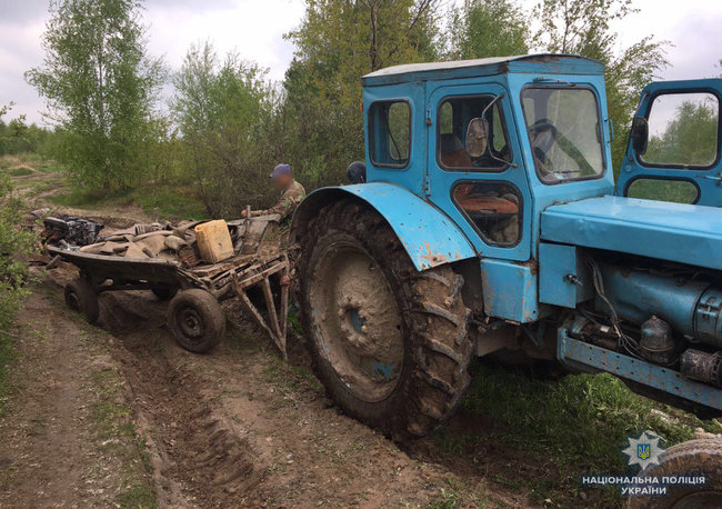 З початку року поліція Рівненщини вилучила у копачів бурштину 63 мотопомпи, 21 одиницю транспорту і понад 288 кг сонячного каменю 01