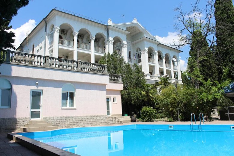 З життя незвичних ларьочників: як друзі президента вивели іпотечне майно в офшор, а Ощадбанк втратив 150 мільйонів 02