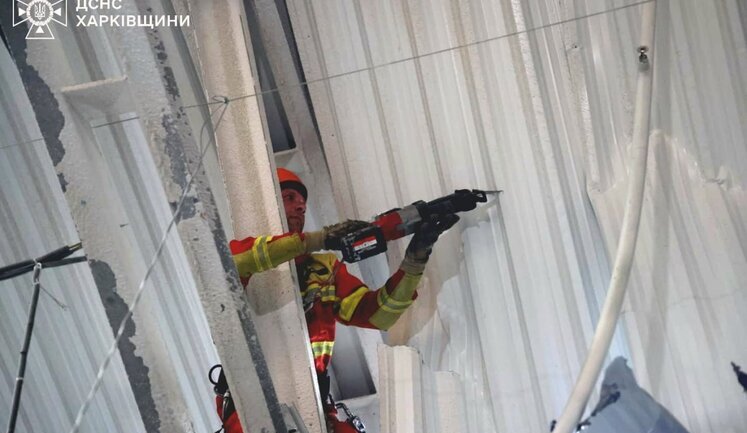 Наслідки дронового удару РФ по меблевому магазину в Харкові. ФОТОрепортаж