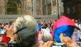 На Папу Римского во время рождественской мессы напала сумасшедшая. ВИДЕО.