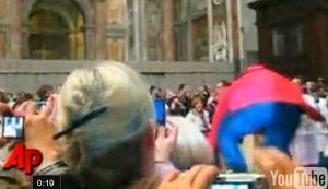 На Папу Римского во время рождественской мессы напала сумасшедшая. ВИДЕО.