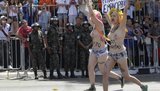 Femen добрались до Бразилии и оголились на параде по случаю независимости. ФОТОрепортаж