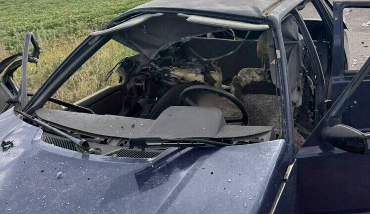Два человека погибли в результате удара вражеского FPV-дрона по гражданскому автомобилю на Харьковщине. ФОТО