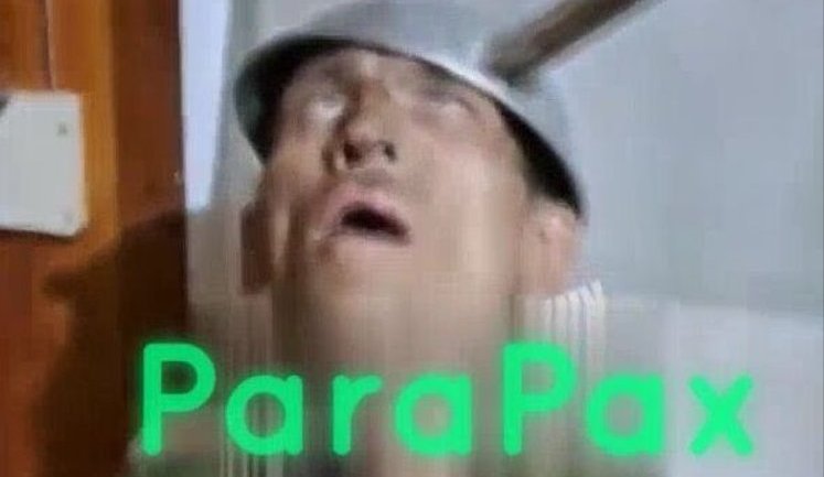 Окупанти-наркомани "відпочивають" з друшляком на голові та мискою в руках. ВIДЕО 18+