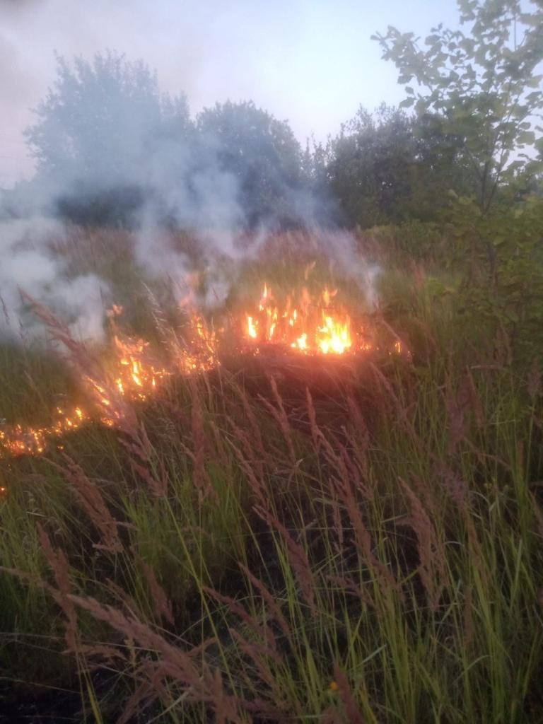 На Київщині уламки дронів пошкодили багатоповерхівку, 12 приватних будинків та спричинили пожежу (оновлено) 03