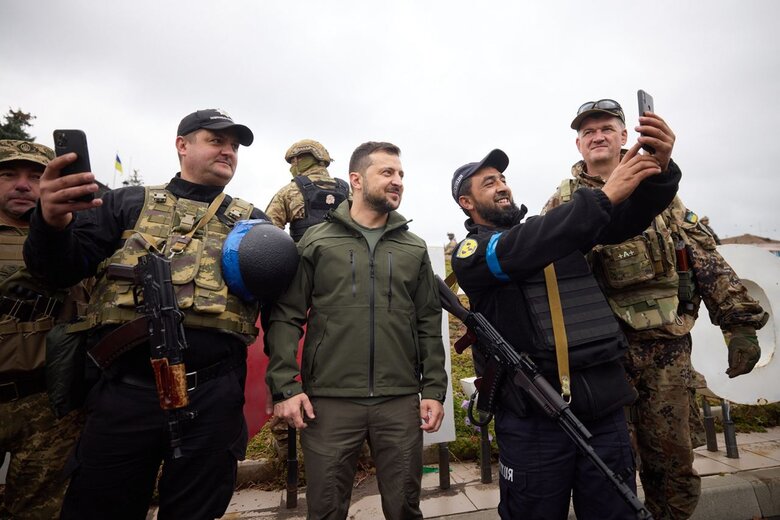Зеленський приїхав у визволений від російських окупантів Ізюм 04