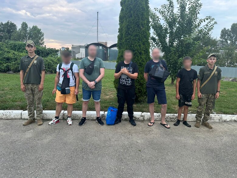 14-річний підліток за $1 тис допомагав чотирьом чоловікам незаконно перетнути кордон через Тису, їх затримали, - ДПСУ