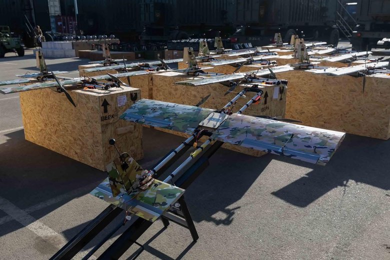 Порошенко передал дроны, Starlink и технику 19 подразделениям Сил обороны