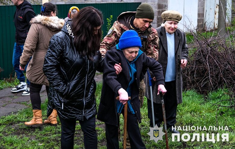 Пять детей с родителями эвакуировали из Красногоровки 04